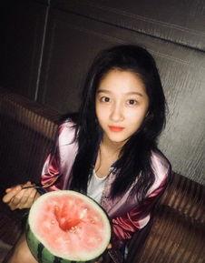 关晓彤伸头吃瓜,揭秘娱乐圈幕后真相